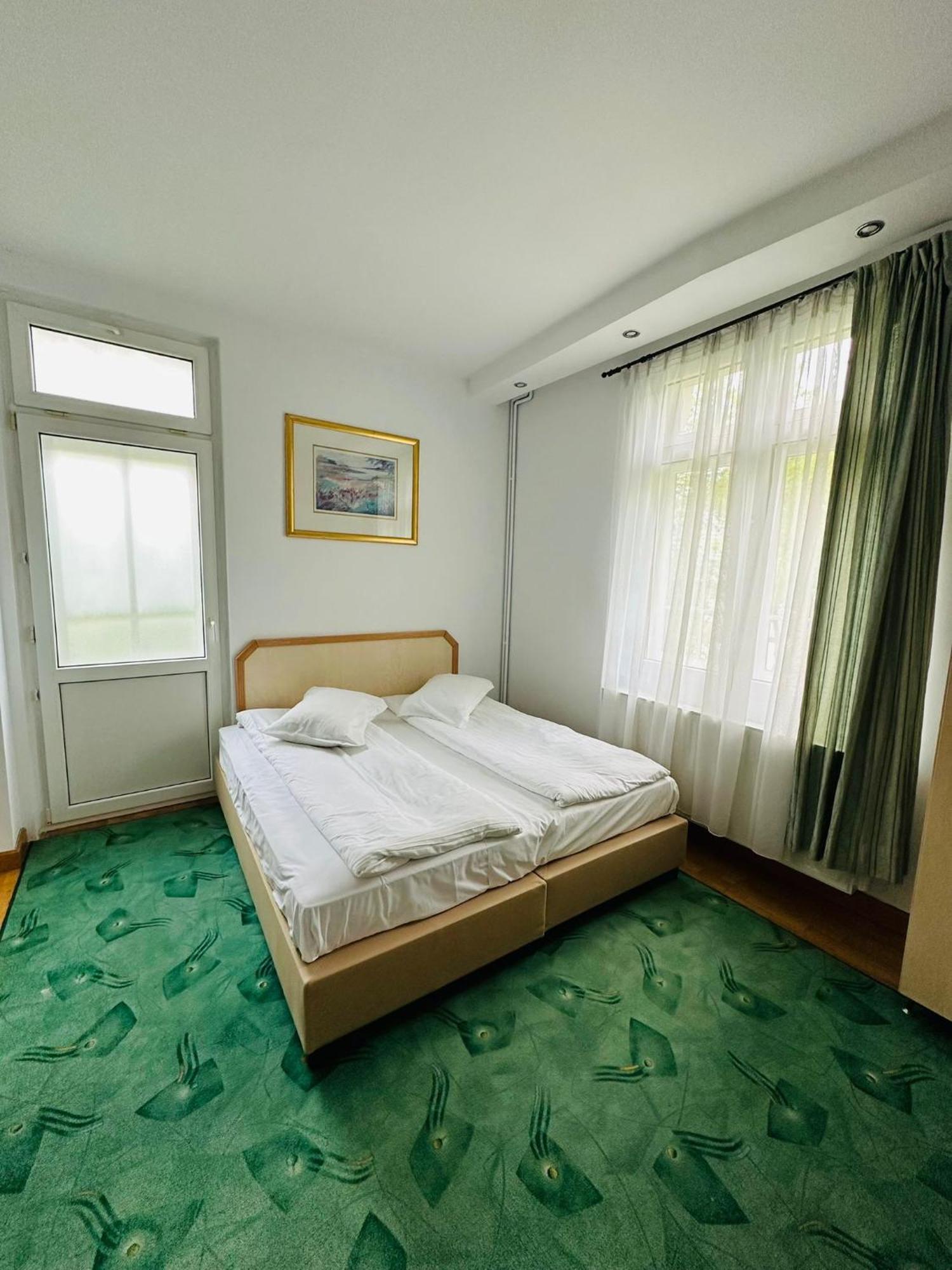 Rapsodia Sinaia Bed & Breakfast ภายนอก รูปภาพ