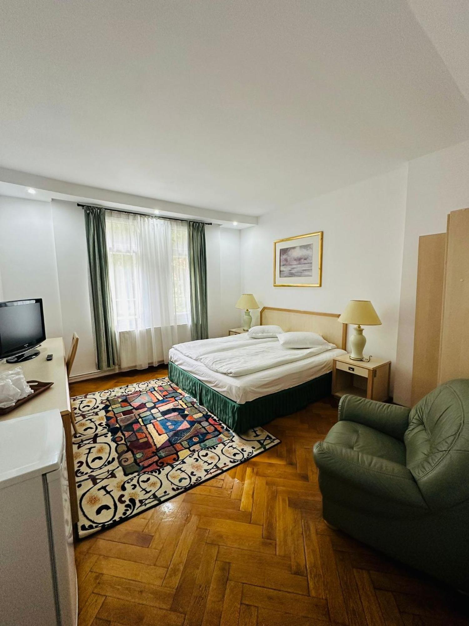 Rapsodia Sinaia Bed & Breakfast ภายนอก รูปภาพ